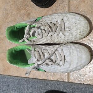 Nike Tiempo Kids Junior White & Green Soccer Football Cleats Shoes Size 3 Youth